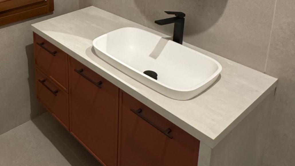 questa immagine rappresenta uno dei bagni sospesi che si possono trovare da Arredamenti Tancini.